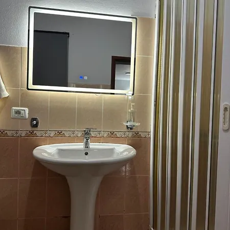 Bujtina Kenedi * Korce